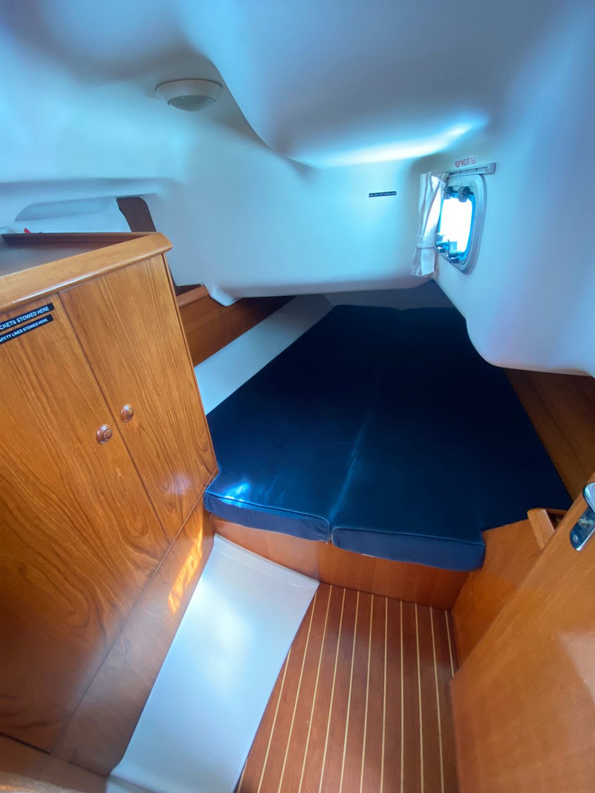 Zara Jeanneau Sun Odyssey 37 starboard cabin